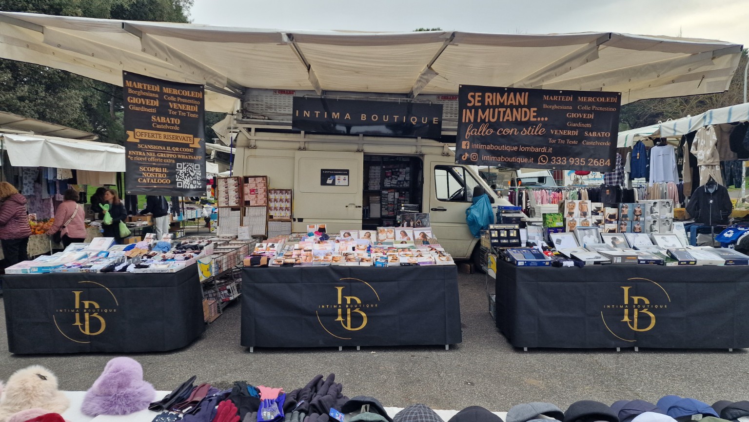 Il banco Intima Boutique al mercato